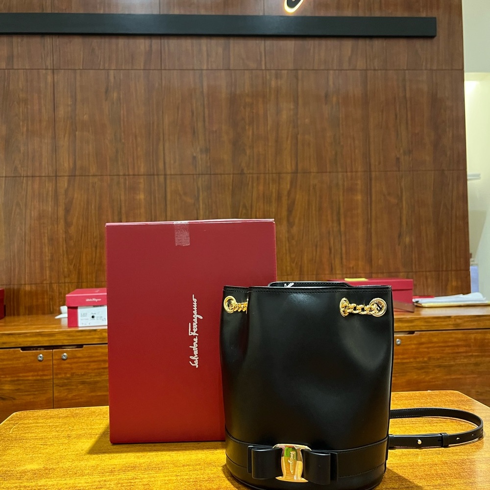 NWT Salvatore Ferragamo Vara Chain Bucket Bag Leather Small Black.
